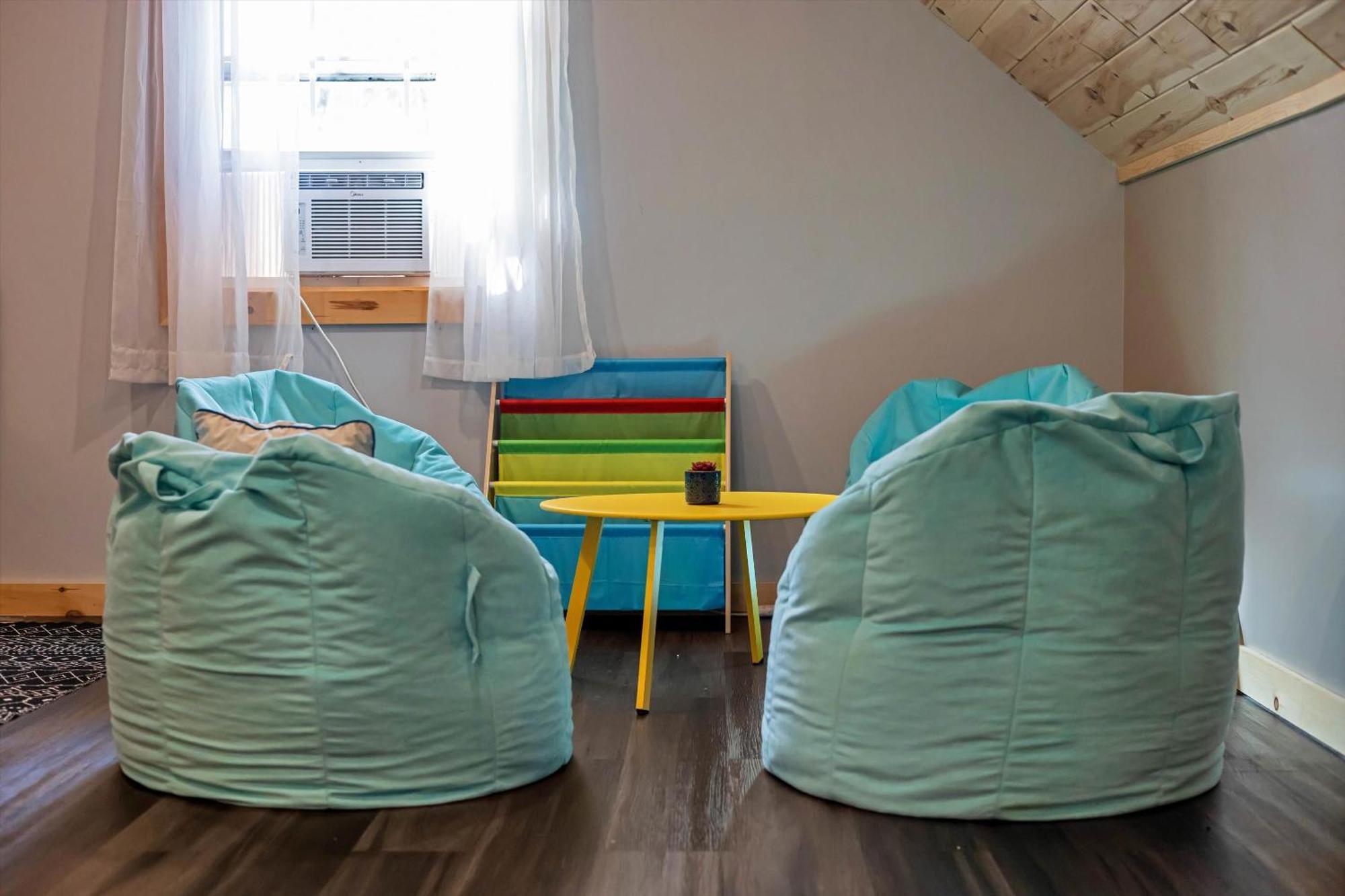 Cheerful Large Bdr & Loft - Game